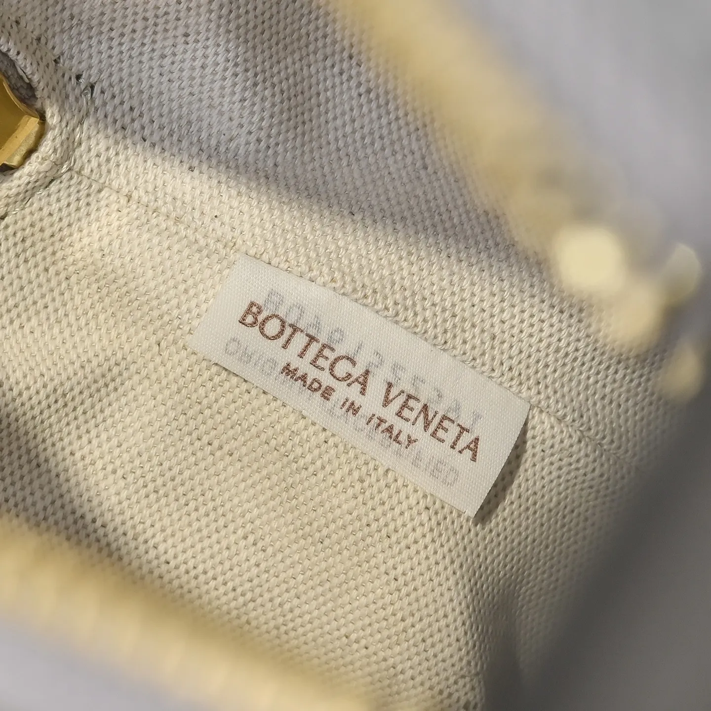 Batch 1360 BOTTEGA VENETA new loop is here! ! Many girls who like BV have owned the Loop bag. It has a simple appearance, classic weaving, and a compact and lightweight bag shape. This innovation continues the "camera bag" shape. Unlike the traditional Loop bag, which can only be worn as a crossbody bag, this innovation It can be carried by hand or cross-body, satisfying both the concave shape and daily needs. The oversized buckle can be folded and used as a handle. The sultry heat in summer ☀️ usually reduces people's desires. Having a lightweight bag will greatly enhance the happiness of traveling🫧 Style number: 6615 Size: 19*12*9cm